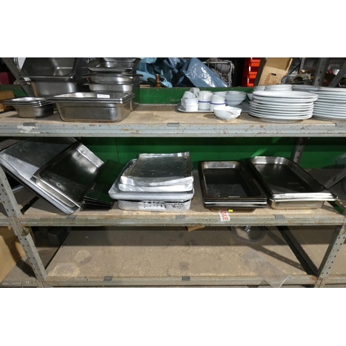 1087 - A quantity of various stainless steel & aluminium baking trays