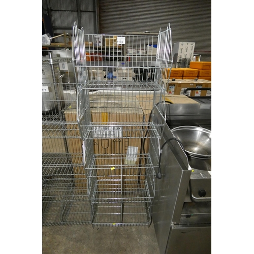 1174 - 5 x stacking storage baskets, 2 with dividers