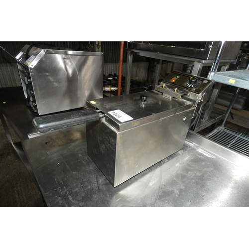 1224 - A single basket stainless steel deep fryer 240v - trade