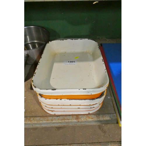 1061 - 5 x cast/ceramic cooking/baking trays in orange