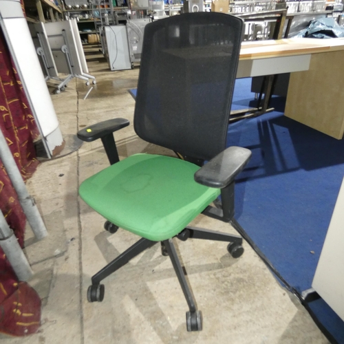 1360 - 1 x green upholstered office swivel chair with black mesh back panel