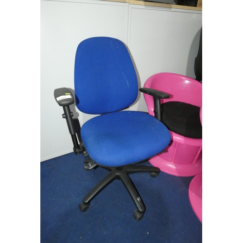 1387 - 1 x blue upholstered office swivel chair