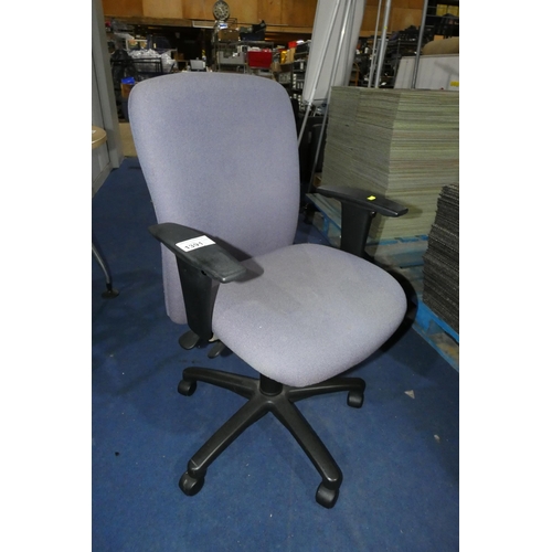 1391 - 1 x light purple upholstered office swivel chair