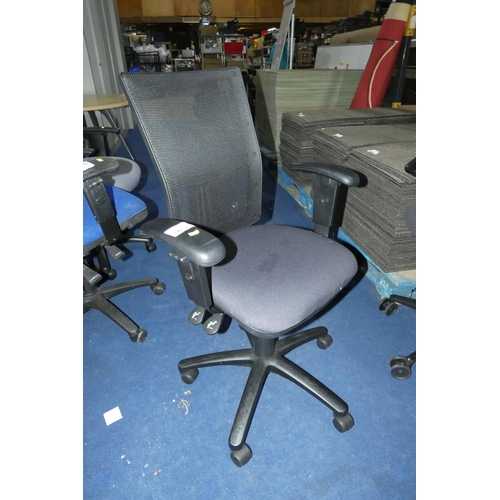 1409 - 1 x Senator black upholstered office swivel chair with black mesh back panel