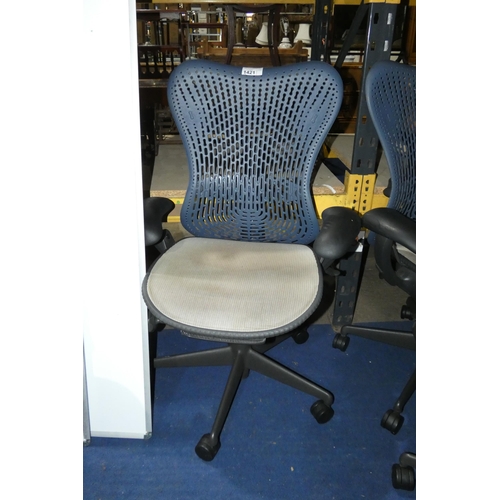 1421 - 1 x Herman Miller Mirra office swivel chair with grey mesh seat and dark blue plastic back