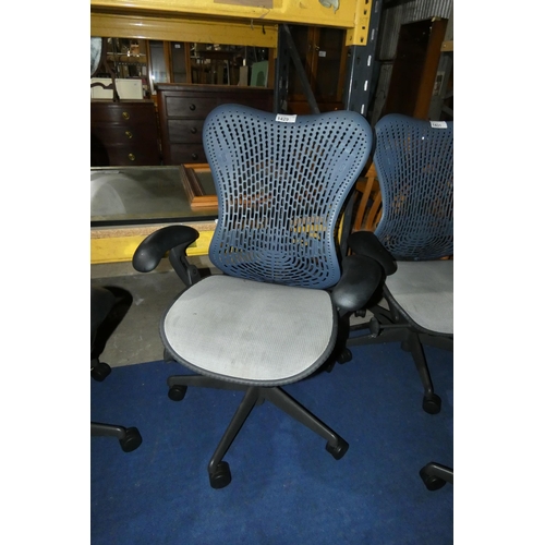 1429 - 1 x Herman Miller Mirra office swivel chair with grey mesh seat and dark blue plastic back