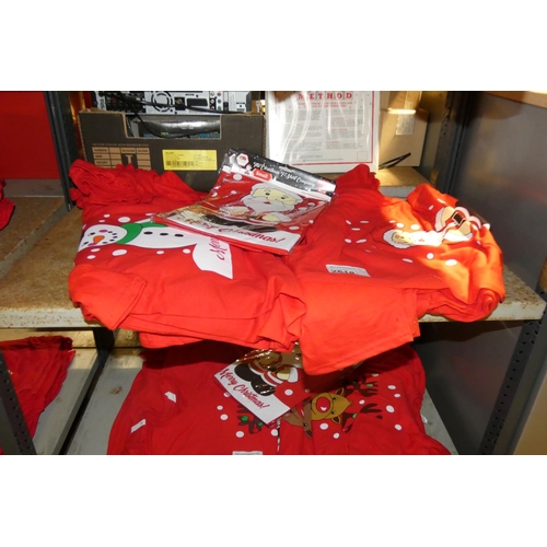 2618 - A quantity of red Christmas T-shirts, contents of 1 shelf, please see pictures for more details