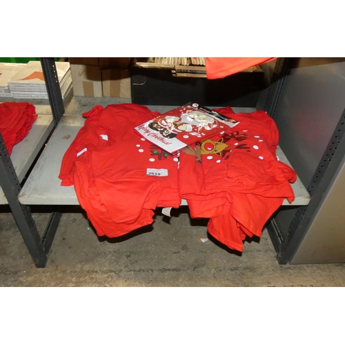 2619 - A quantity of red Christmas T-shirts, contents of 1 shelf, please see pictures for more details