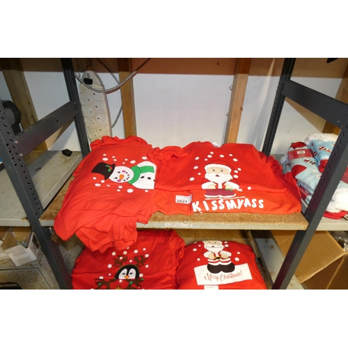 2621 - A quantity of red Christmas T-shirts, contents of 1 shelf, please see pictures for more details