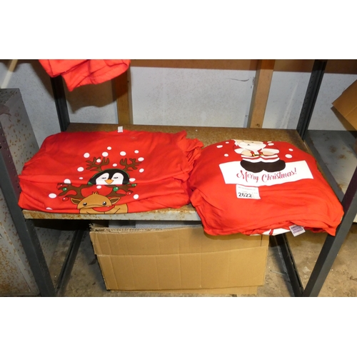 2622 - A quantity of red Christmas T-shirts, contents of 1 shelf, please see pictures for more details