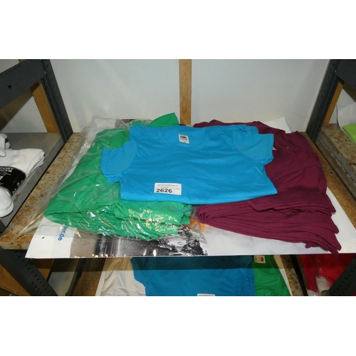 2626 - A quantity of size XS T-shirts by Fruit Of The Loom, contents of 1 shelf