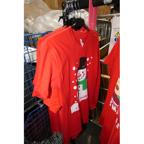 2660 - 10 various size red Christmas T-shirts