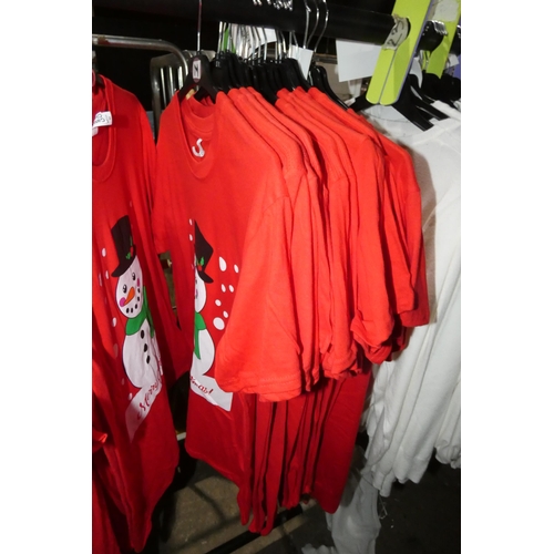 2662 - 20 various size red Christmas T-shirts