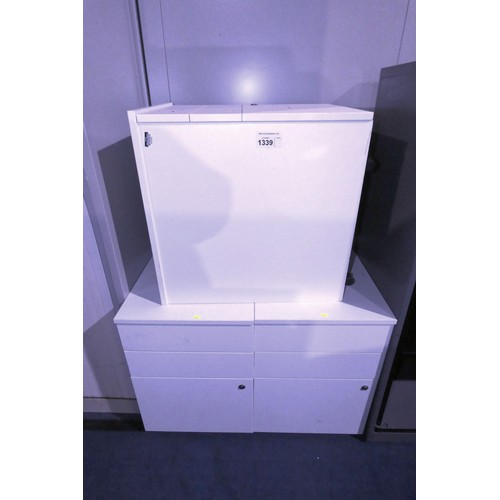 1339 - 3 x white pedestals