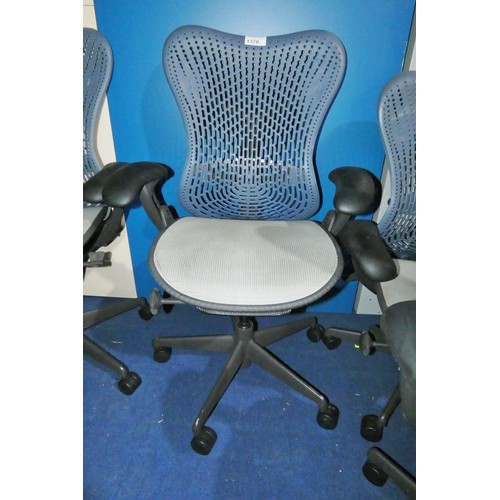 1370 - 1 x Herman Miller Mirra office swivel chair with grey mesh seat and dark blue plastic back