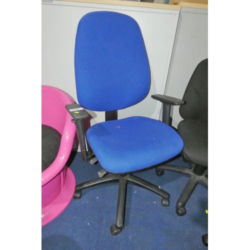 1390 - 1 x blue upholstered office swivel chair