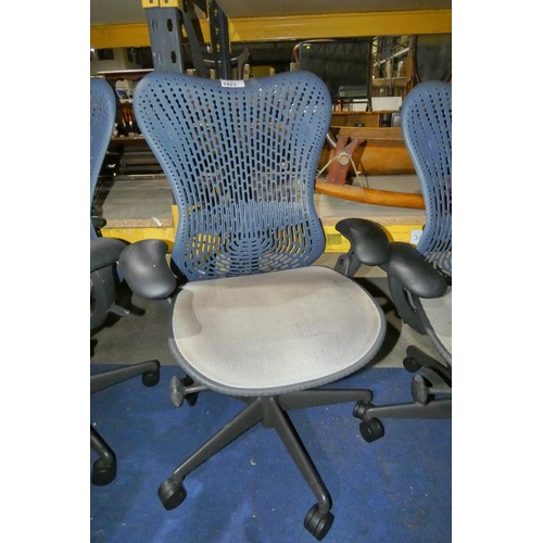 1423 - 1 x Herman Miller Mirra office swivel chair with grey mesh seat and dark blue plastic back