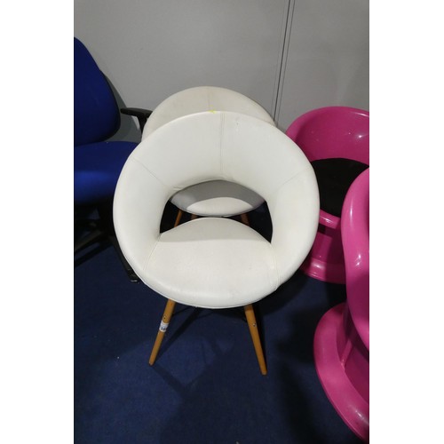 1386 - 2 x white upholstered chairs