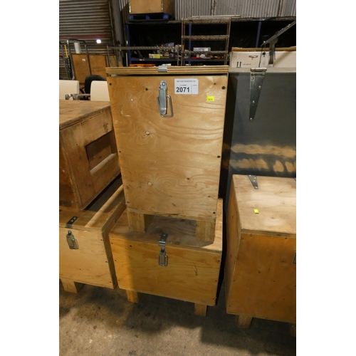 2071 - 2 x small wooden crates