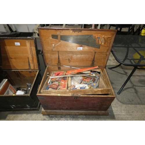 2074 - 1 x wooden carpenters type tool box with lift up lid containing a quantity of various vintage hand t... 