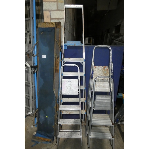 2079 - 2 x aluminium step ladders