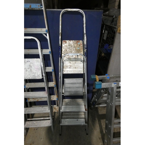 2080 - 2 x aluminium step ladders