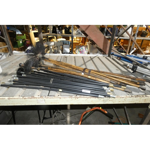 2083 - A quantity of various screw together chimney / drain rods (2 types)