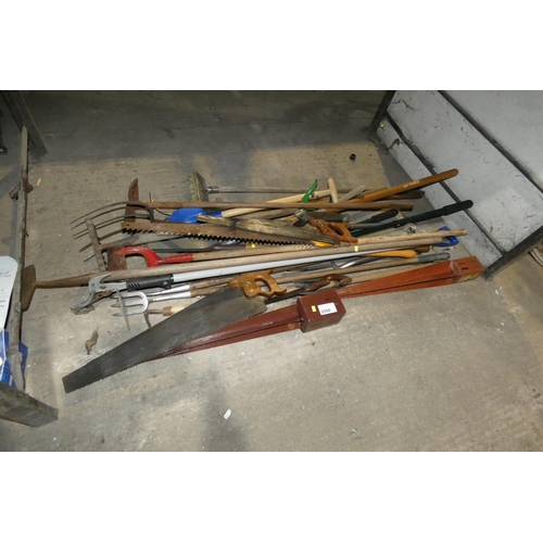 2090 - A quantity of various hand tools. Contents of 1 shelf