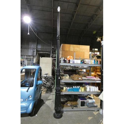 2098 - 1 x tall black plastic lamp post - No lamp top included