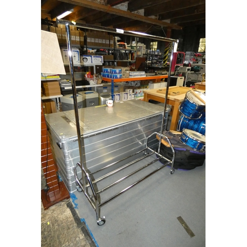 2185 - 1 x metal clothes rail