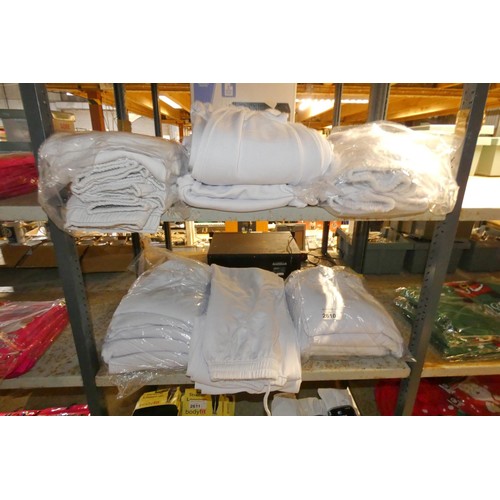 2610 - A large quantity of various size white jogging bottoms, contents of 2 shelves