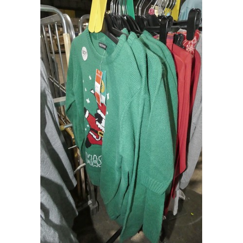 2668 - 13 green various size Christmas Jumpers