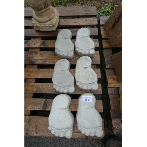 2683 - 6 x concrete foot shaped stepping stones