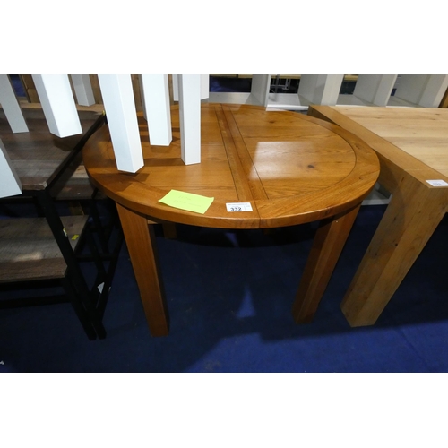 332 - A round oak extending table approx 110cm closed, 145cm extended