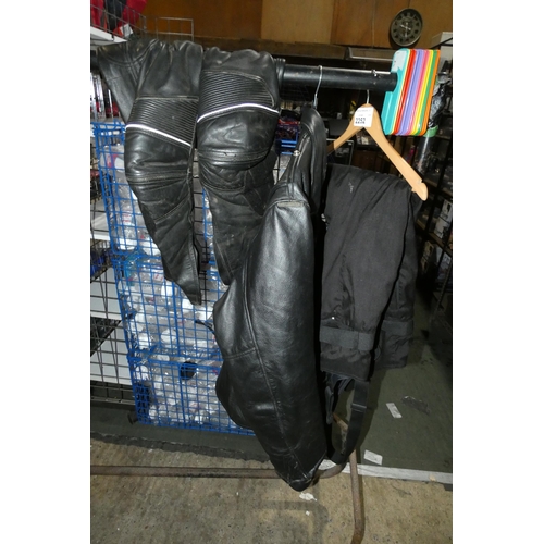 2252 - 3 x items of motorcycle clothing comprising 1 x JTS black leather jacket (no size visible but larger... 