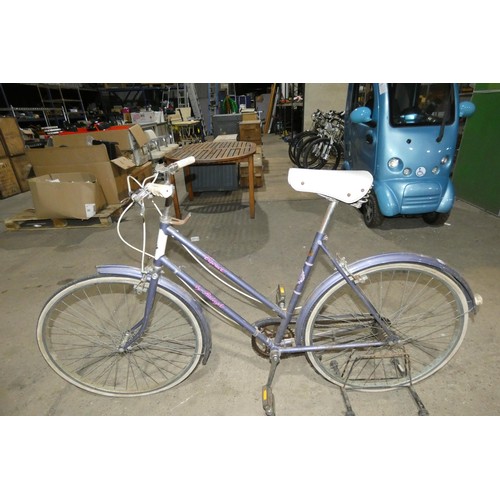 2091 - 1 x vintage Raleigh Caprice ladies bicycle