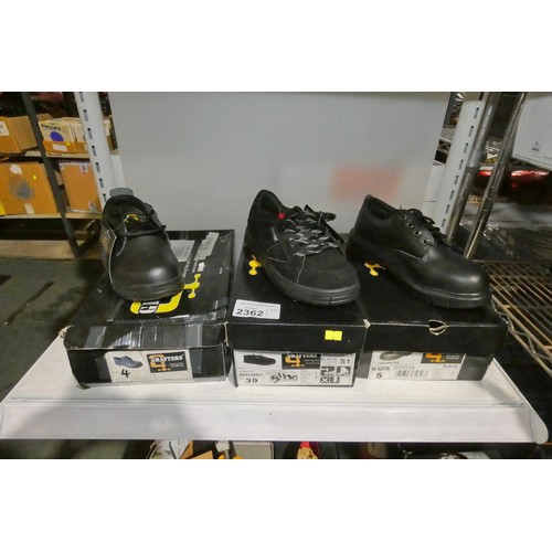 2362 - 3 x various pairs of safety shoes - sizes 4, 5 and 5 1/2. Contents of 1 shelf