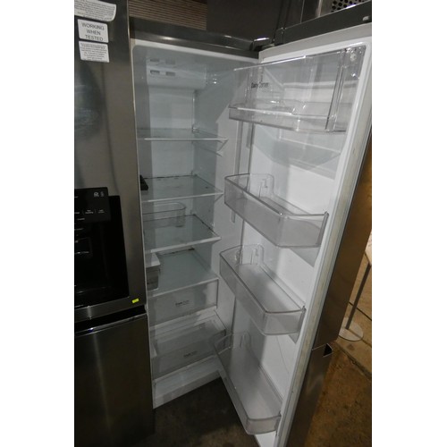 1172 - An American style fridge freezer by LG Type GSL761PZXV with an ice and water Smart ThinQ dispenser -... 