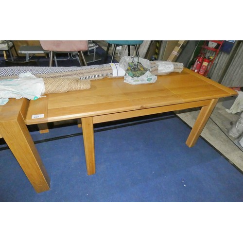 527 - An oak extending dining table approx 140x90cm - 186cm extended