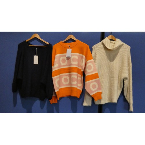 2323 - 5 x various items of ladies knitwear size L, combined retail price approx £435