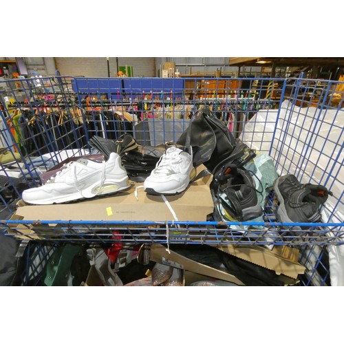 2414 - A quantity of various shoes and handbags. Not practical to list in detail so please view or see phot... 