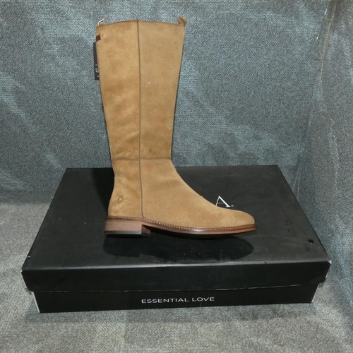 2429 - A pair of ladies boots by Carmela type BT Serr Taupe size 6 RRP £129