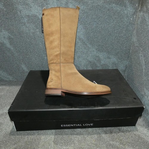 2431 - A pair of ladies boots by Carmela type BT Serr Taupe size 6 RRP £129