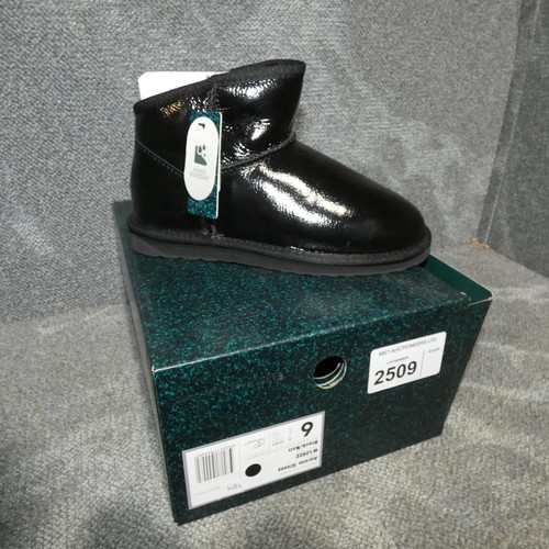 2509 - A pair of ladies shoes by EMU type Aarons glossy size UK 4 RRP £139