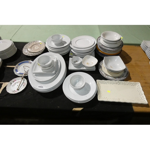 1069 - A quantity of various mixed crockery