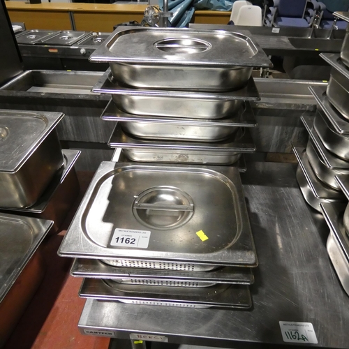 1162 - A quantity of commercial stainless steel gastronorm pots with lids approx 32x26x6cm