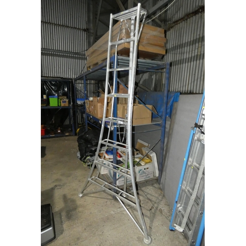 2067 - An aluminium tripod ladder type Niwaki 8ft GSC-240E, full height approx 241cm, load capacity 100kg, ... 