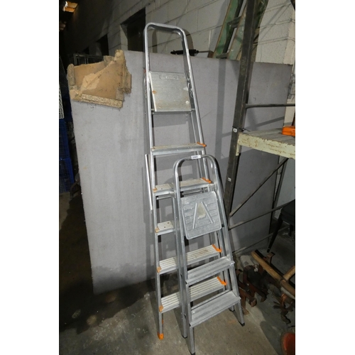 2069 - 2 x aluminium step ladders