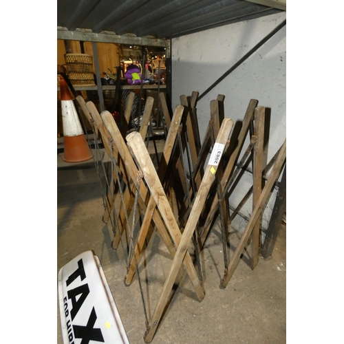 2083 - 2 x wood / metal folding stands