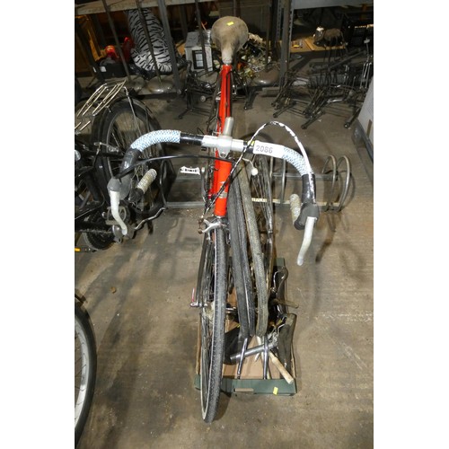 2086 - 1 x vintage Raleigh racing bike with various spares